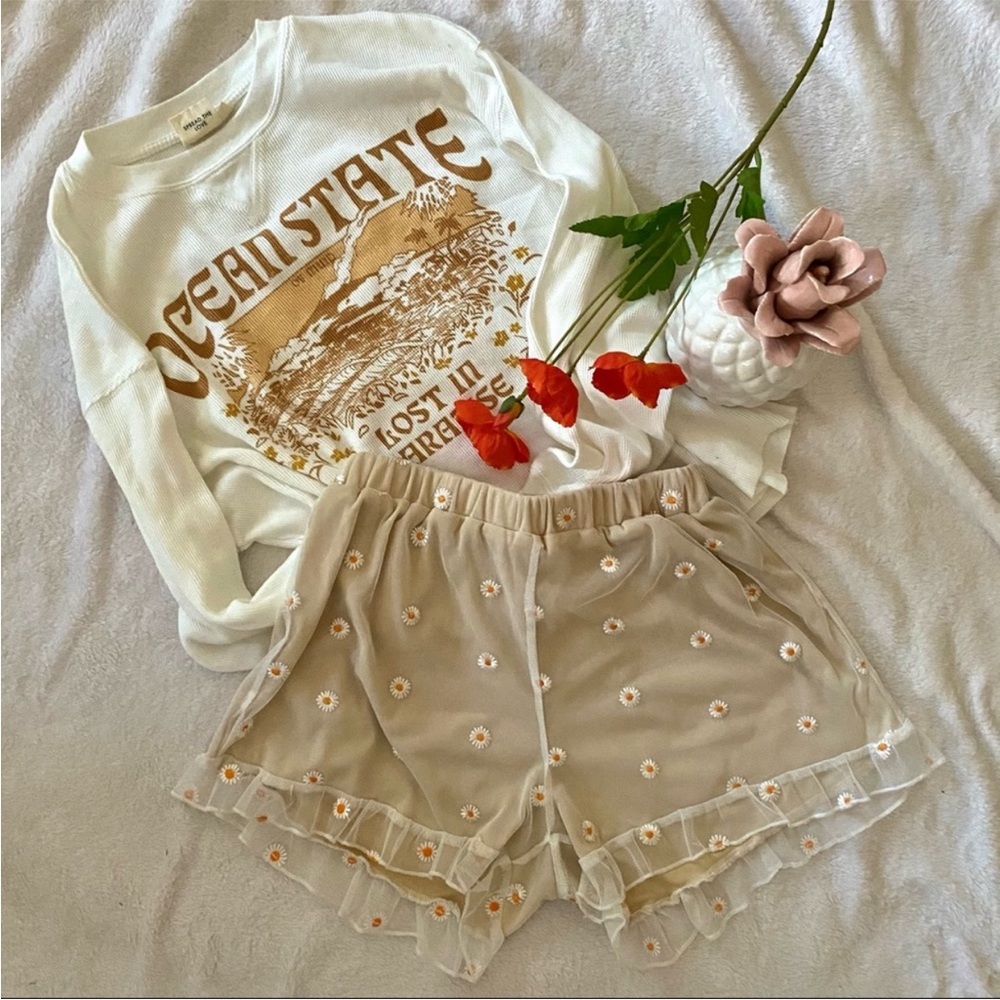 Daisy Embroidered Mesh Ruffle Shorts 🌼 - Picture 2 of 9